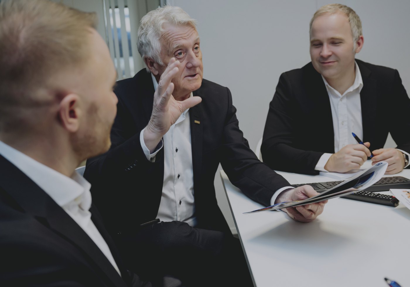 Rådgiver i VENO forklarer forsikringsvilkår i et kundemøte